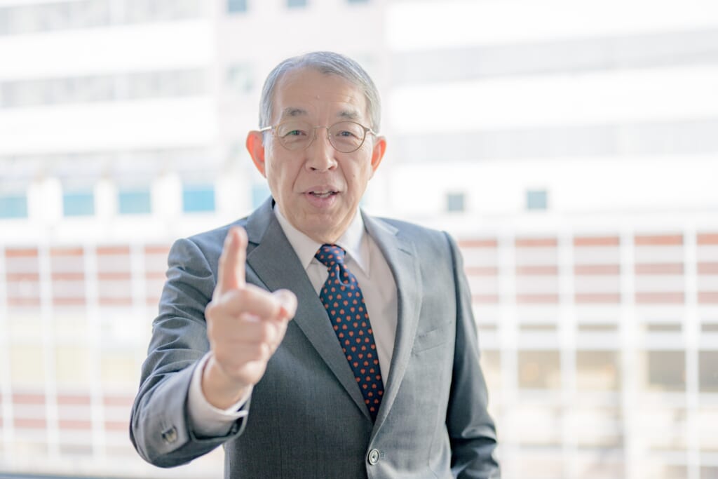 部下に訓示を垂れる高齢ビジネスパーソン