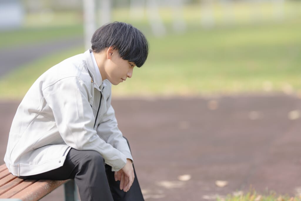 熟考する若者