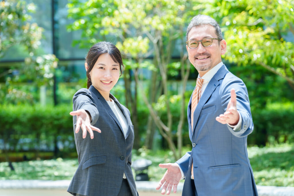 理由を掘り下げるビジネスパーソン達
